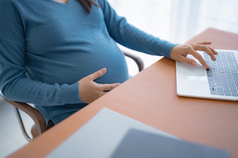 Pregnant,Asian,Woman,Using,Laptop,At,Home,Pregnant,Businesswoman,Typing